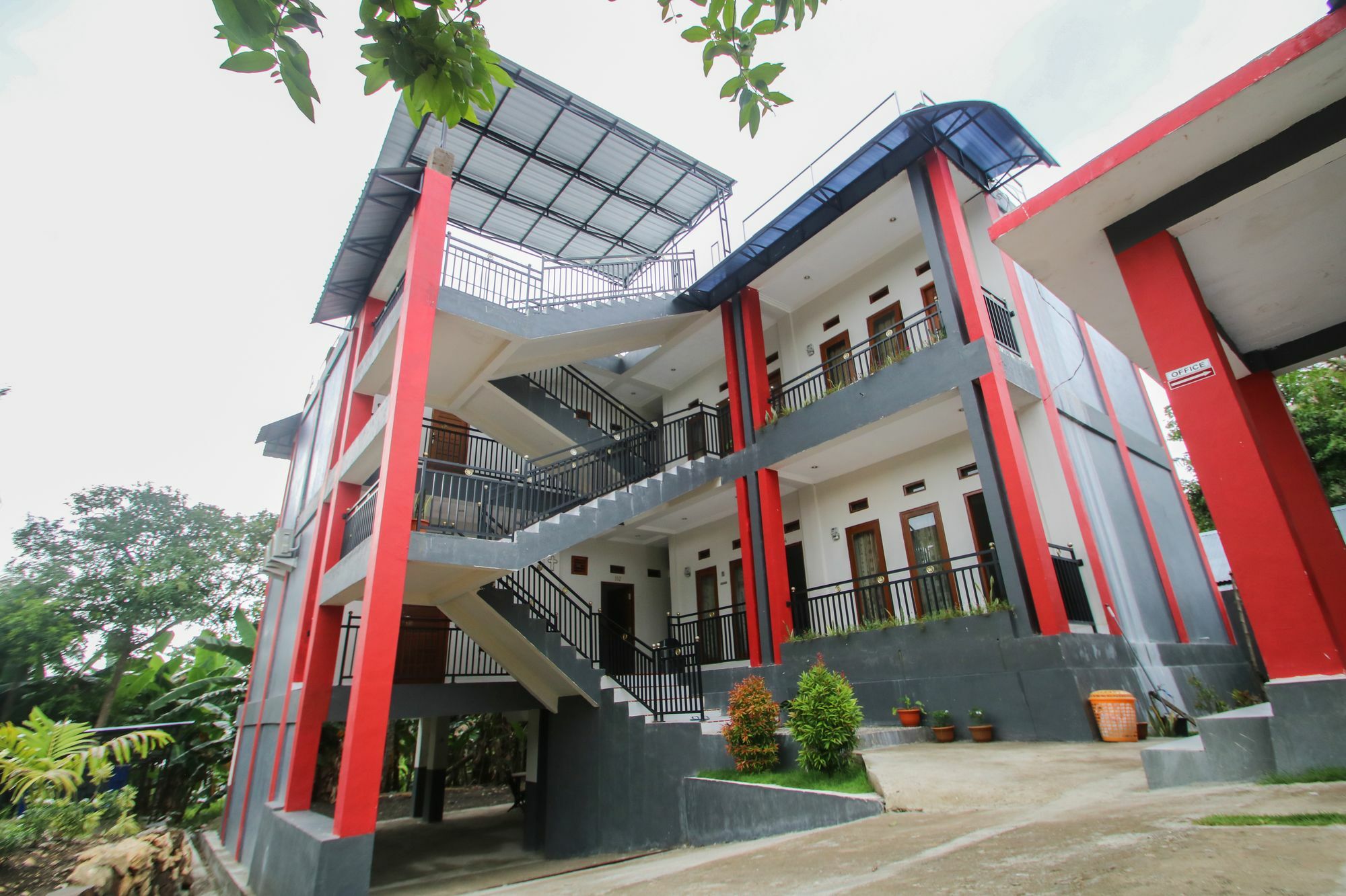 Pavilla Labuan Bajo Exteriör bild